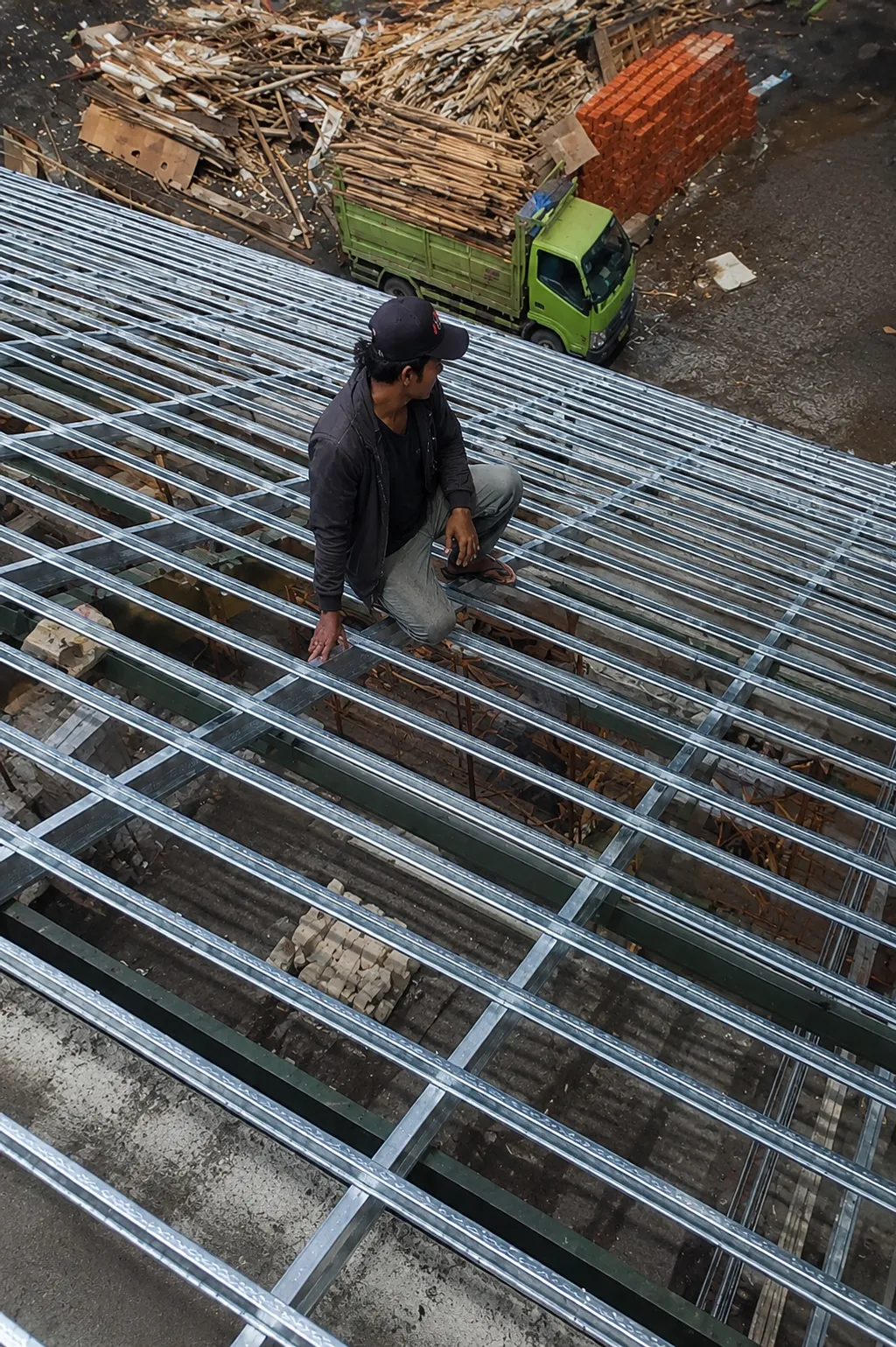 Pengerjaan baja ringan Lis Gypsum